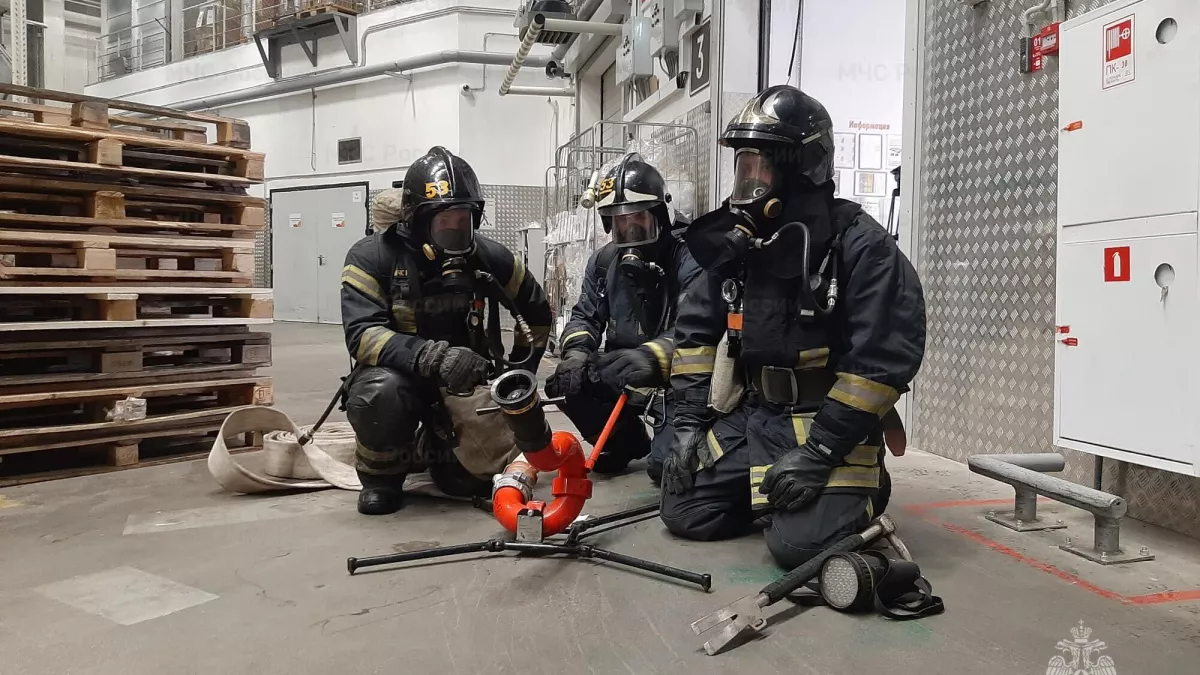 В учениях МЧС потушили условный пожар в ТЦ «Глобус» и спасли двоих «пострадавших»