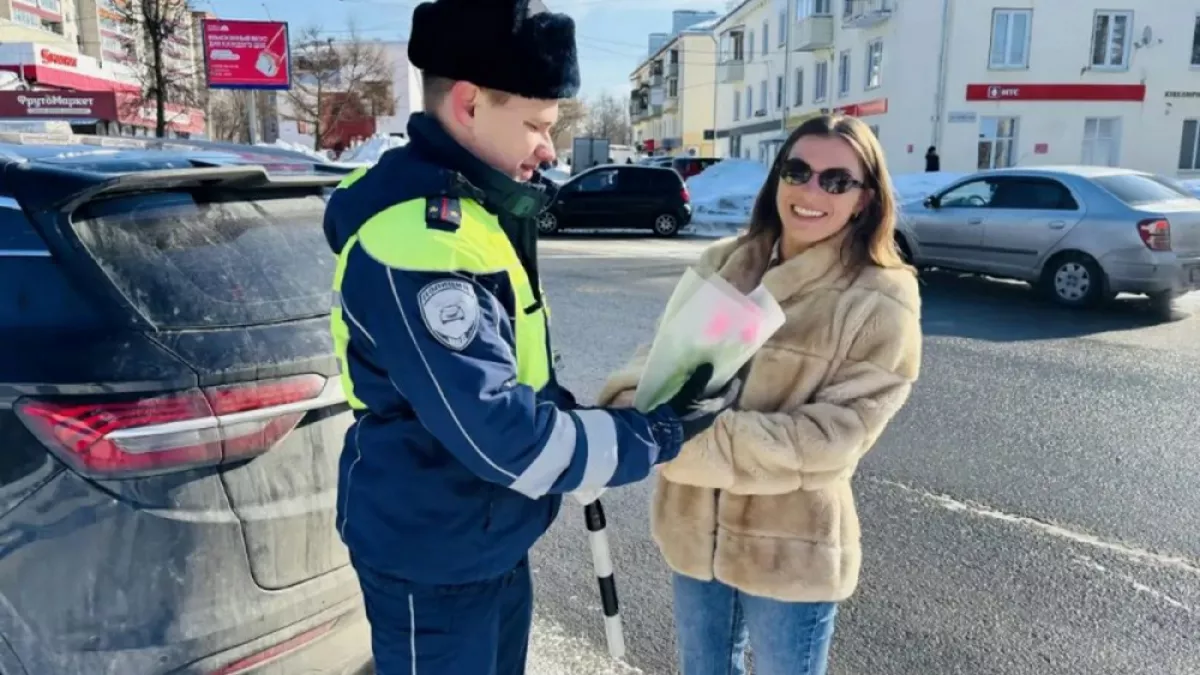 В городах Владимирской области продолжается акция ГАИ «Цветы для автоледи»