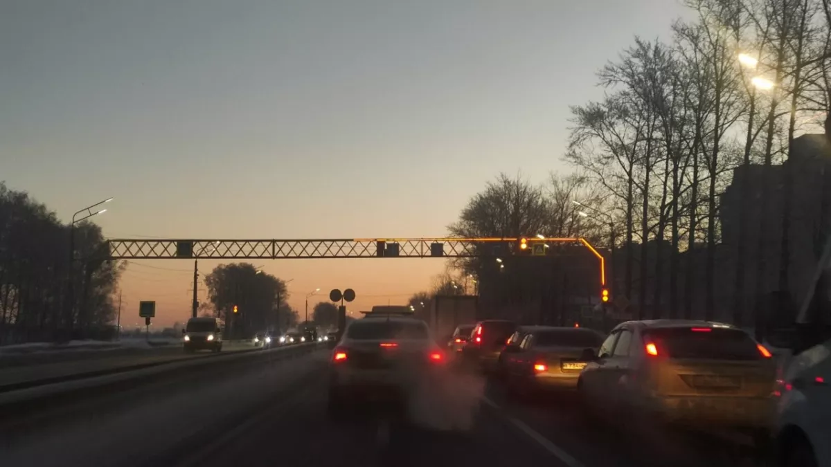 Инспектор ДПС может оштрафовать прямо в "пробке" - за что и как избежать наказания? Важная памятка для водителей