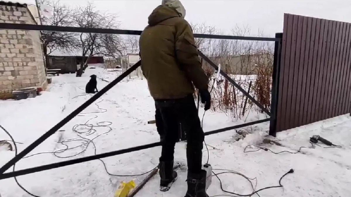 Забор развалится уже на второй год: специалист назвал 6 самых частых ошибок при закладке фундамента