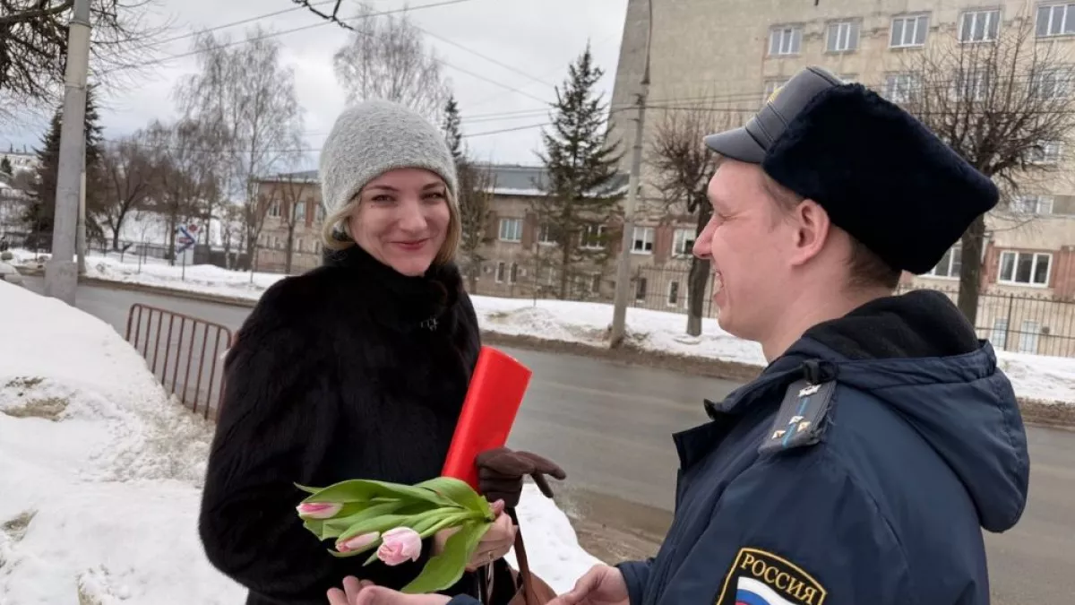 Судебные приставы Владимира вышли на улицу с тюльпанами