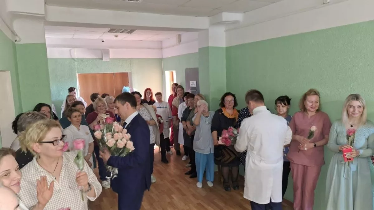 Глава Петушинского округа приехал в больницу с цветами