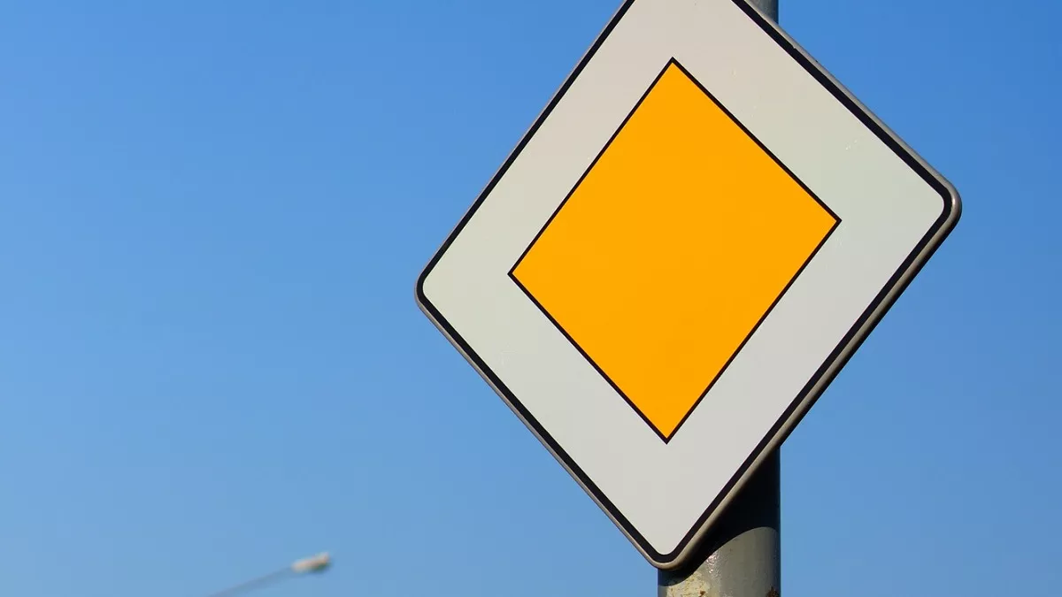 Поворот главной дороги: включать ли поворотник, чтобы не получить штраф? Автоюрист поставил точку в вопросе