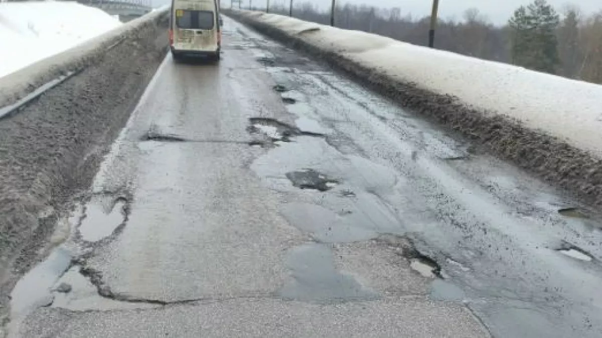Жители Петушков жалуются на «адские ямы на трассе»