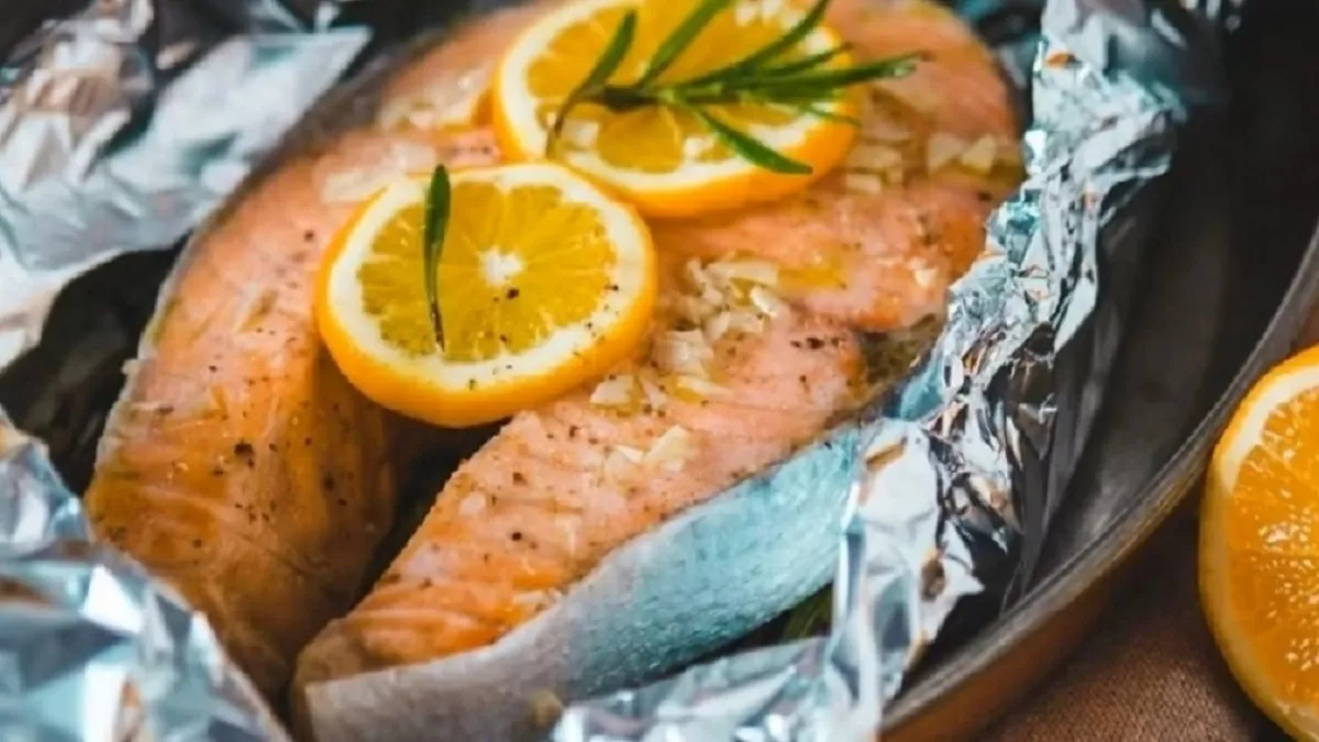 Вся правда о фольге: какие продукты категорически нельзя готовить в ней? Химик и технолог назвали 4 типа