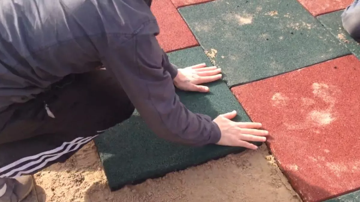 Забудьте про плитку и камень: этот материал для садовых дорожек будет лежать десятилетиями без проблем