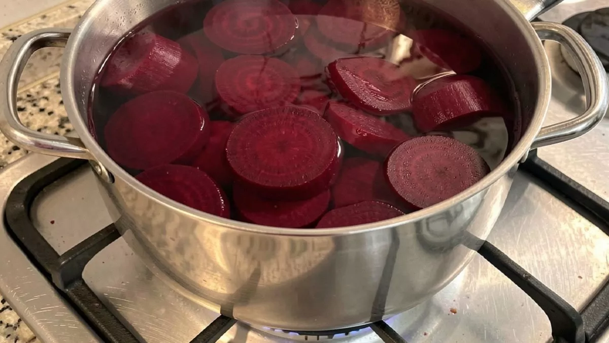 Как сварить свеклу за 10 минут: простой способ без кастрюли и грязной посуды