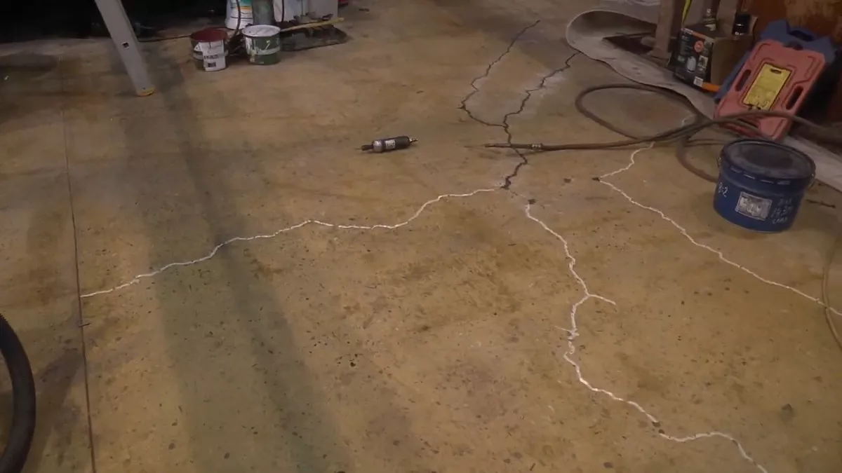 Треснул бетон? Забудьте про цемент - этот способ ремонта в разы быстрее и прочнее