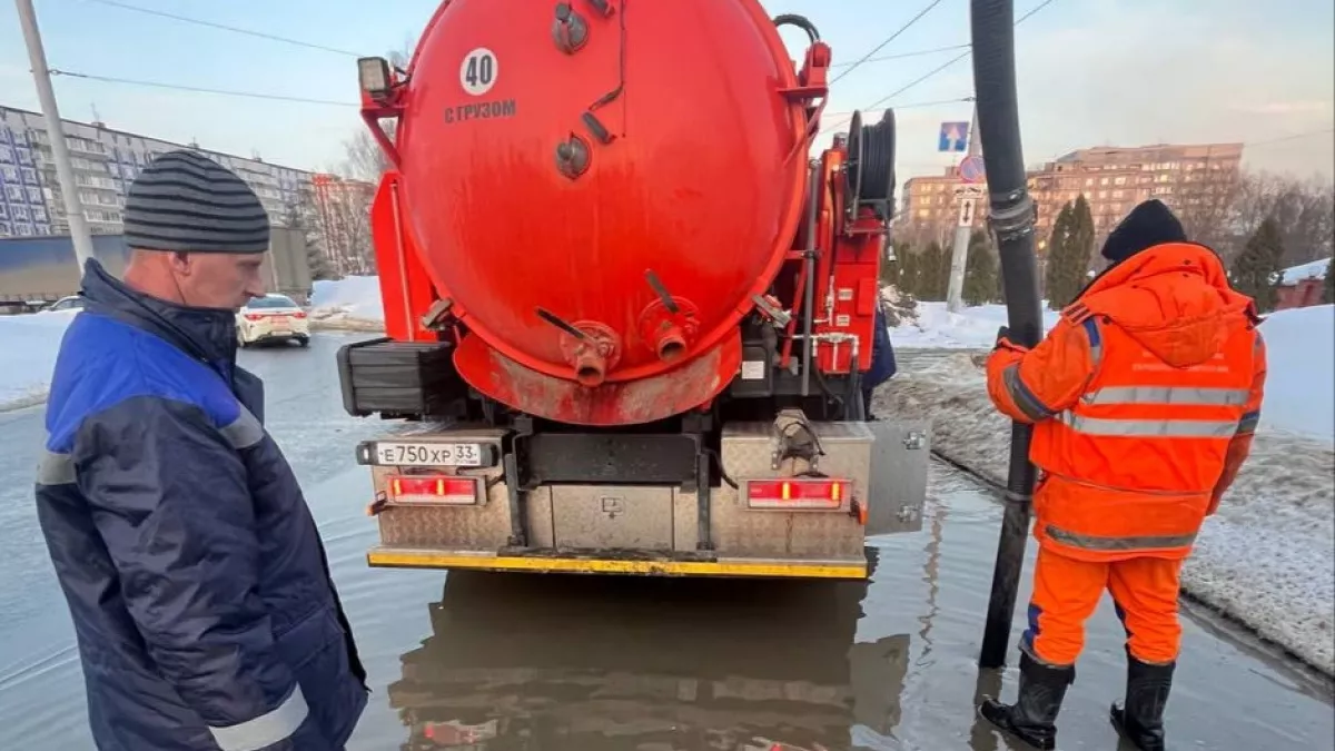 Во Владимире ежедневно чистят до 50 ливневок для отвода талых вод