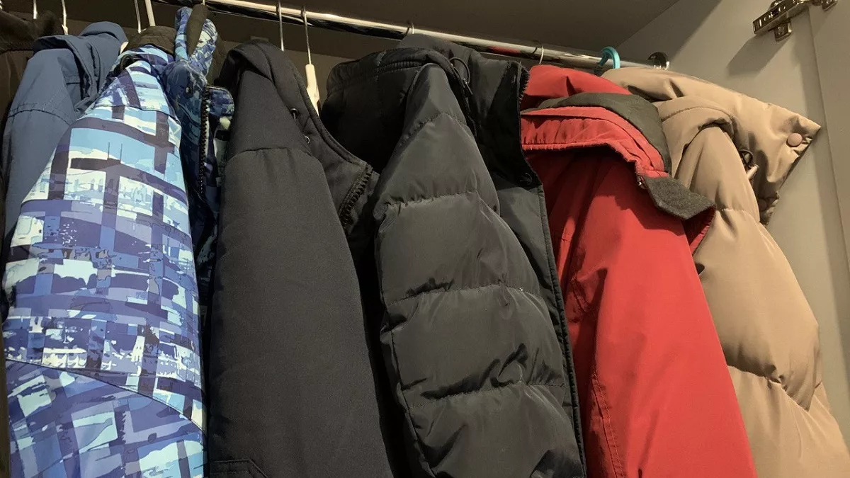 Вы только испортите вещи: эксперты рассказали, почему нельзя убирать зимние куртки в вакуумные пакеты