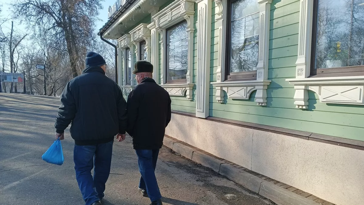 Почему пожилые люди часто просыпаются в 3 ночи: что на самом деле значит бессонница после 60