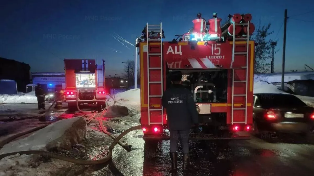 Ночной пожар в Муроме тушили 16 сотрудников МЧС