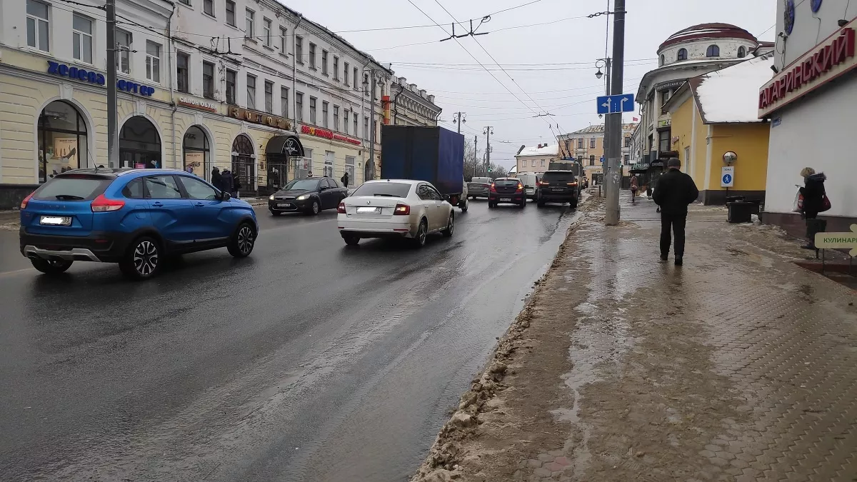 Накажут ли водителя за облитого грязью пешехода? Юрист дал четкий ответ - что важно знать 