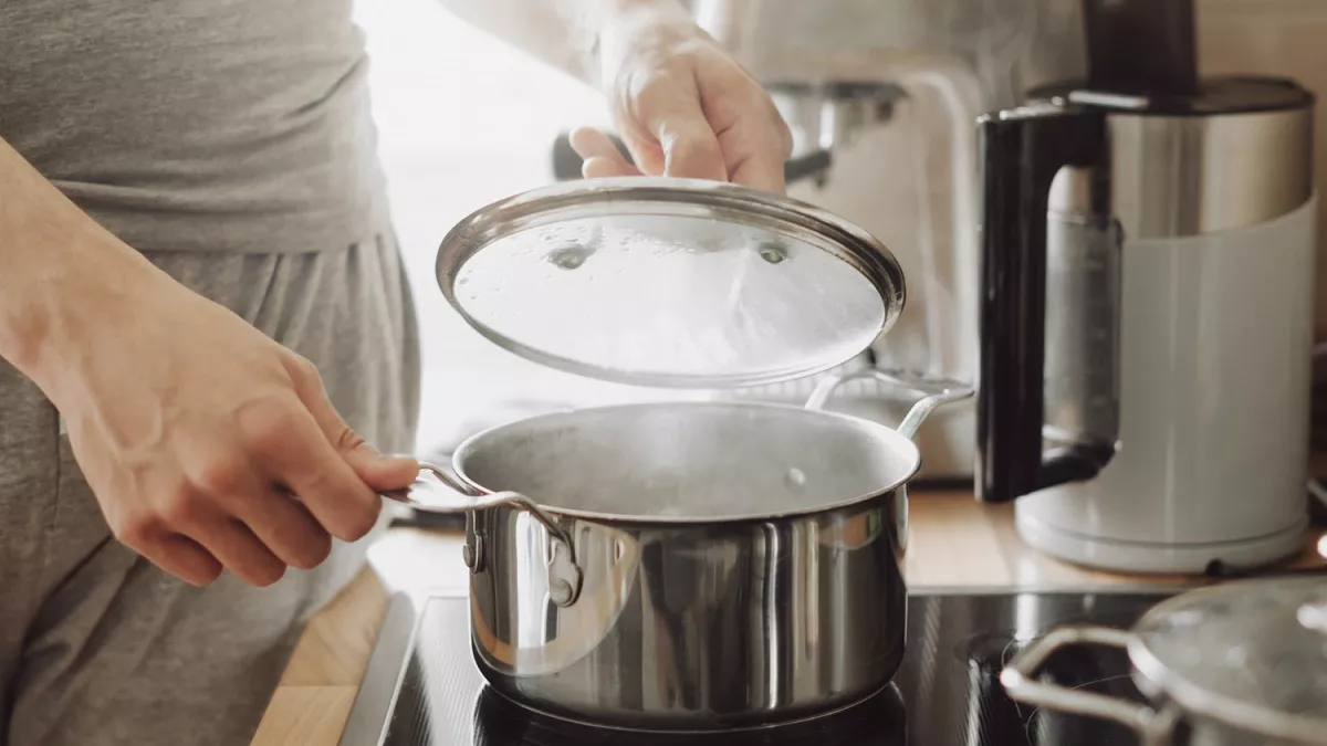 Стеклянные крышки станут чище, чем новые: топ-5 лайфхаков, которые помогут избавить посуду от жирного налета