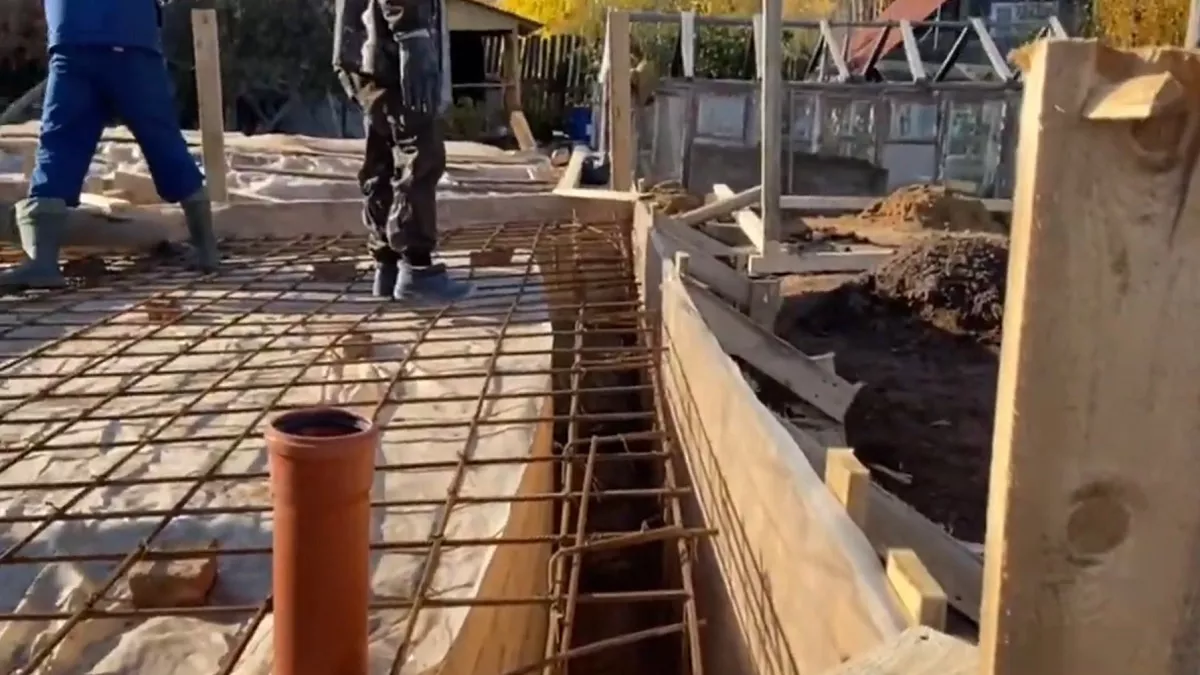 Фундамент дачного дома будет стоять десятилетиями и не разрушится: опытный мастер раскрыл, как защитить основание