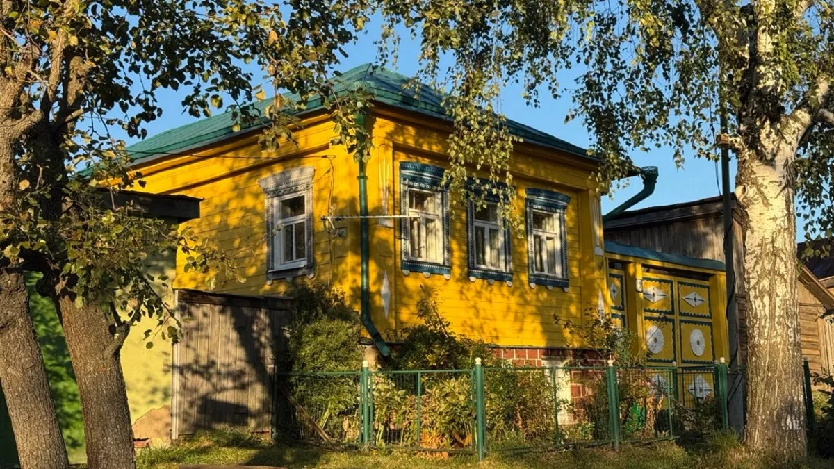 Делаю отмостку без бетона за полчаса: беру бюджетные материалы, и дом простоит много лет