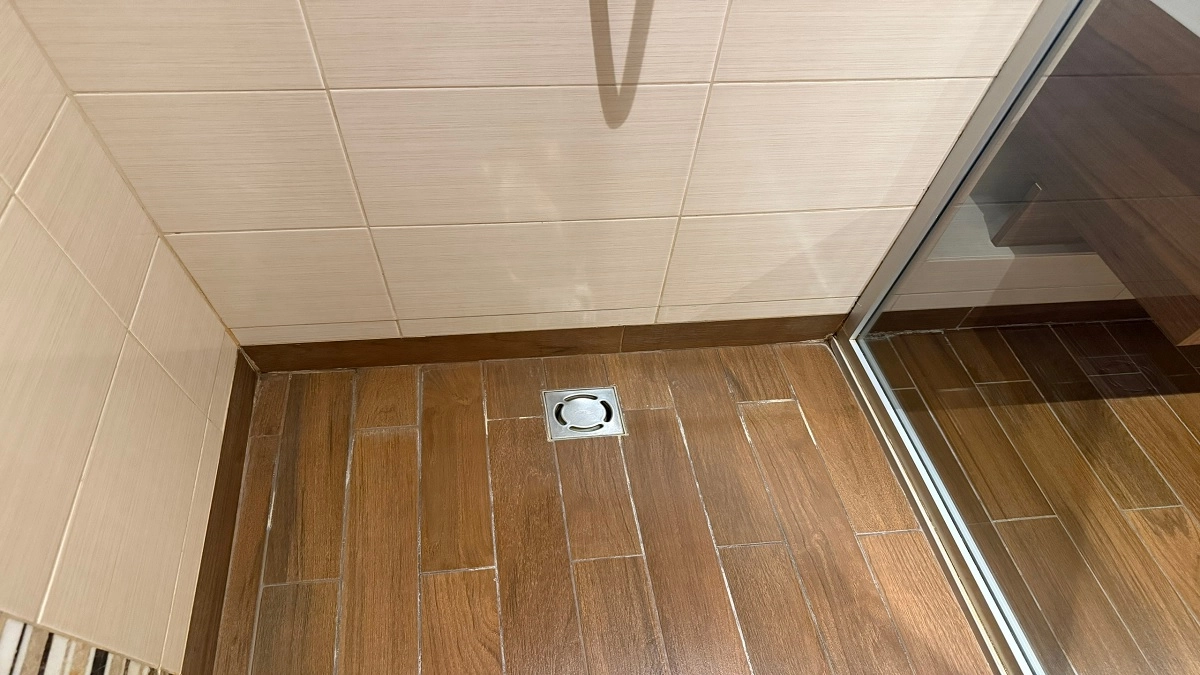 3 ложки на 300 мл — и старая плитка в ванной блестит как новая: от известкового налета и мыльных разводов не останется и следа 