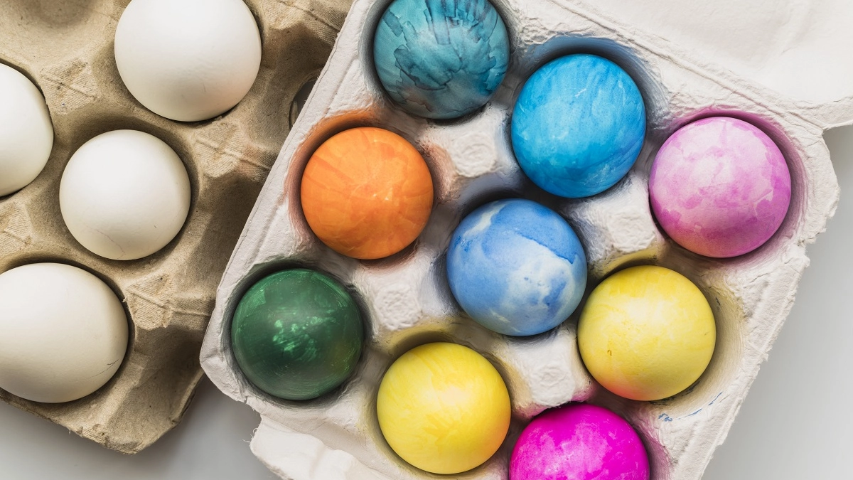 Больше никакой шелухи и наклеек: простой способ покраски яиц содой, на выходе — нежные акварельные узоры