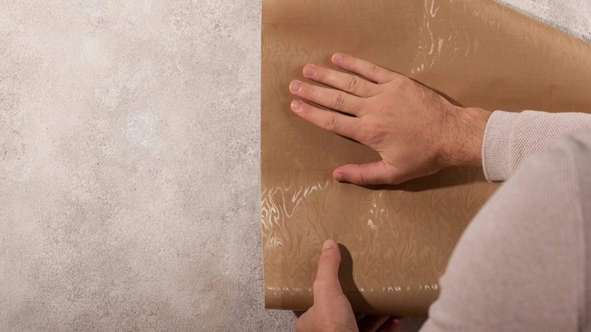 Клеим обои без пузырей и щелей: инструкция от опытного мастера - 4 шага к идеальному результату