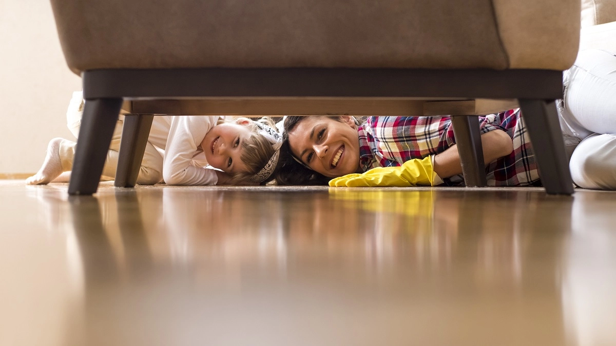 Мою пол без ведра и грязных тряпок: использую 1 хитрый способ, и полы блестят через 5 минут