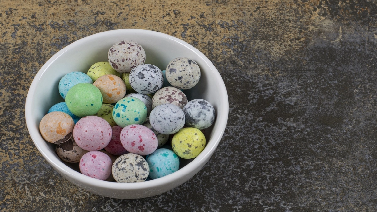 Крашу яйца крупой: получается красивый рисунок в крапинку, который руками не повторишь