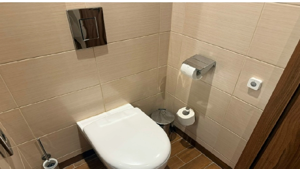 Свекровь внезапно собралась к нам в гости: быстро смешала 4 доступных ингредиента и высыпала в унитаз. Идеальная чистота и запах!