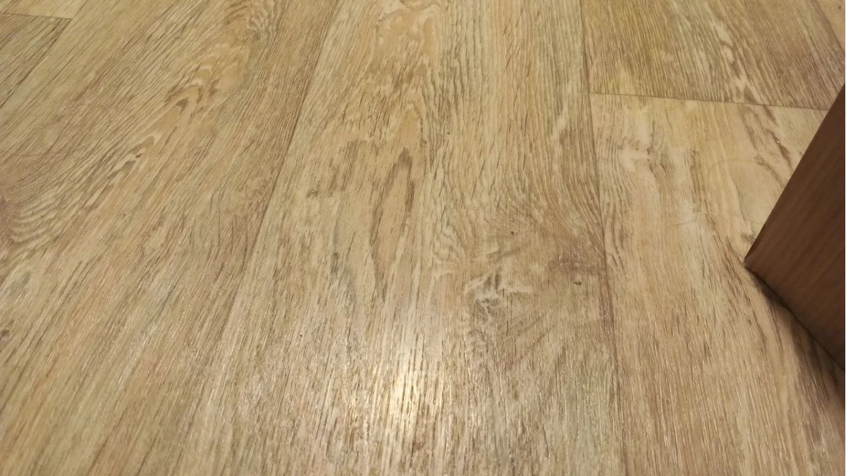 Бюджетная замена ламинату: укладывается в один слой, а пол - теплющий. Хожу по дому босиком