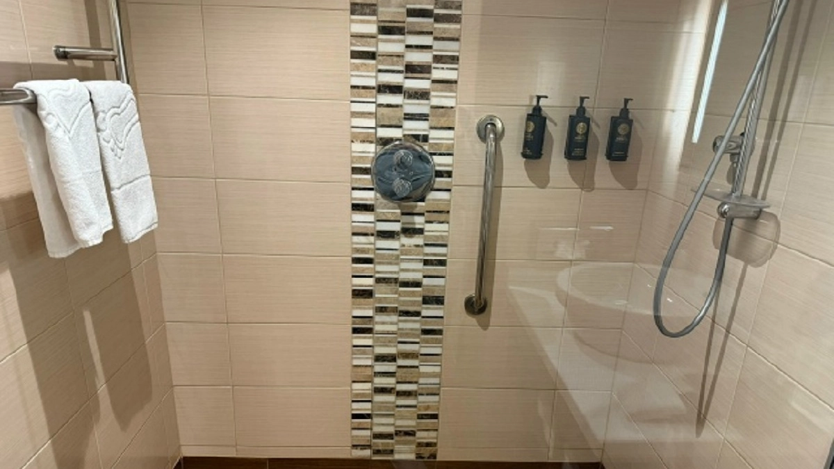 Забыла о плохом запахе и налете в душевой  — 2 капли, чистота и аромат альпийских лугов на 3 месяца