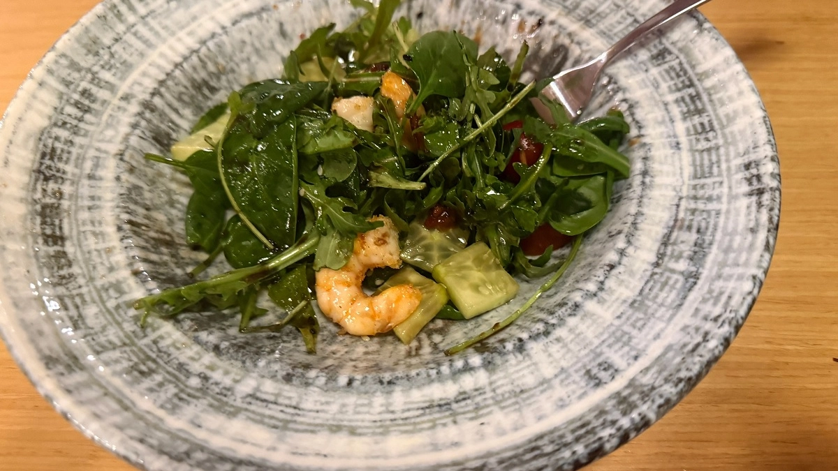 Почему нельзя оставлять ложку в салате: есть 3 веские причины - многие хозяйки грешат этим 