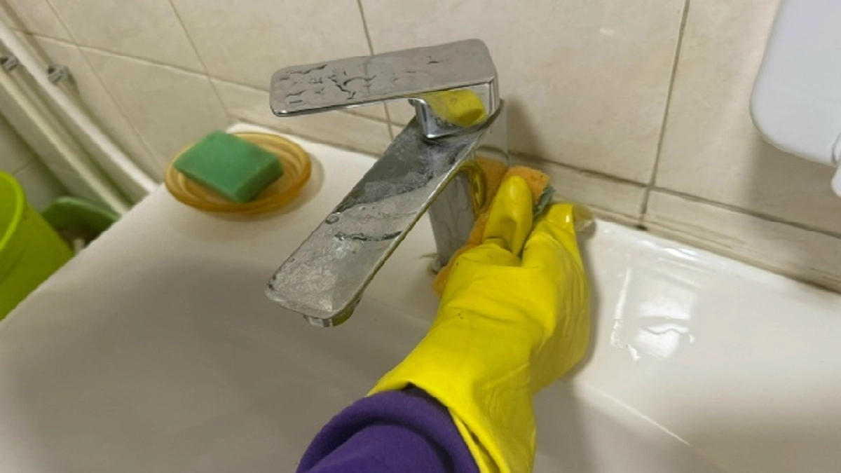 Заливаю уксус в рулон туалетной бумаги и в восторге от результата: простой совет опытных хозяек для идеальной уборки