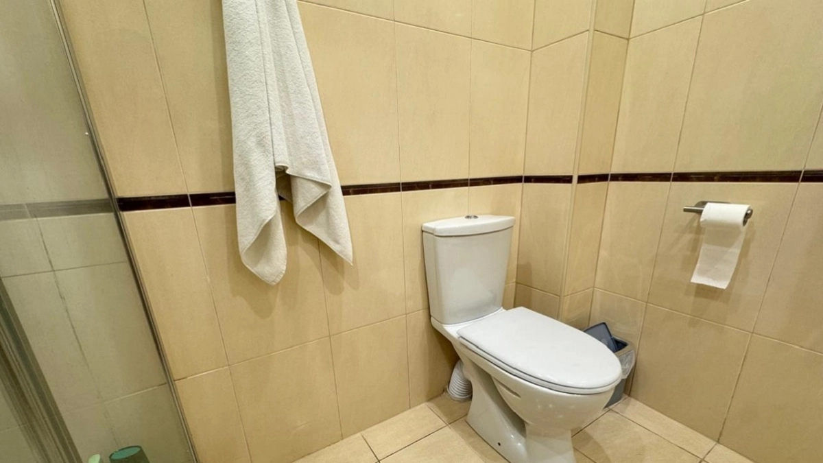 Укладываем плитку в ванной красиво и стильно: 3 способа для стыков, которые спасут ваш ремонт от дешевого вида