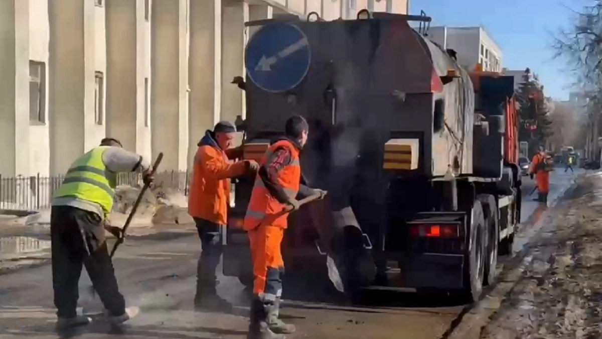 На Крайнова во Владимире дорожники вскрыли трубу из-за перелива воды из колодца