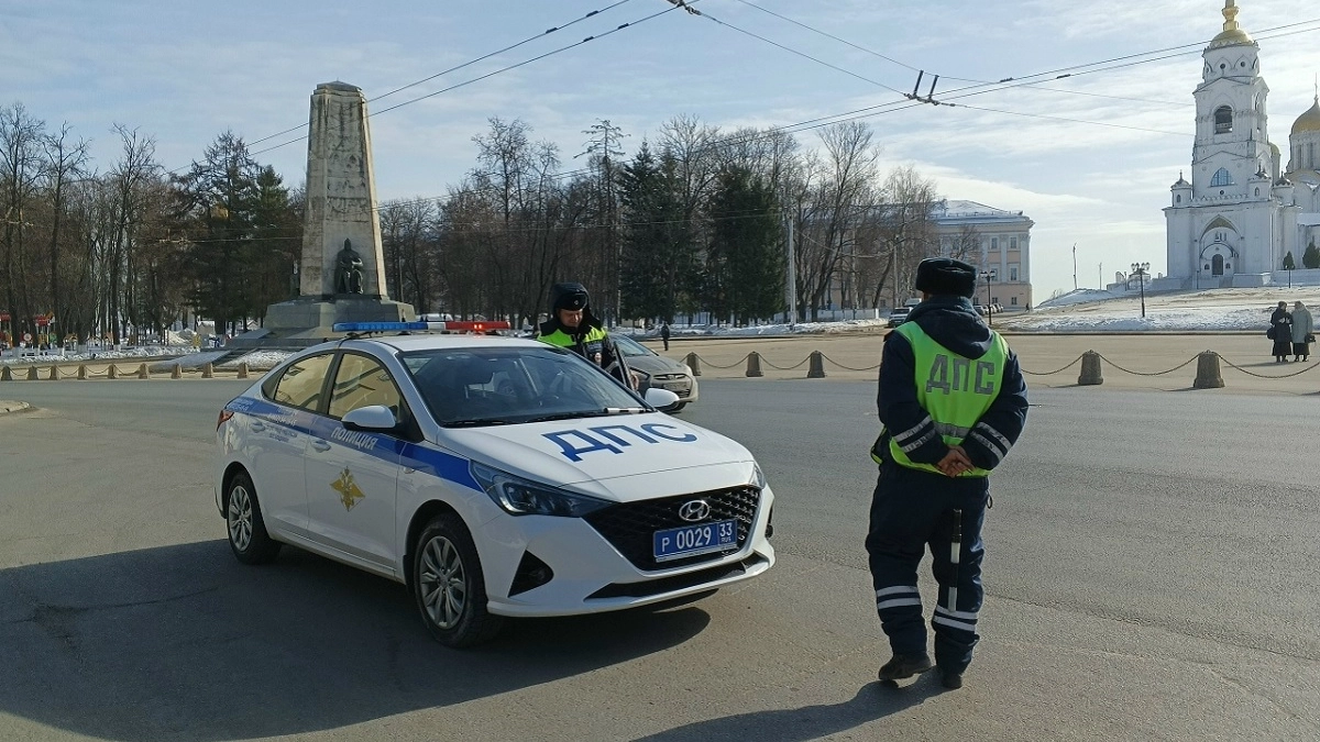 Почему не следует обгонять машину ДПС, даже если правила не запрещают? Автоюристы дали ответ