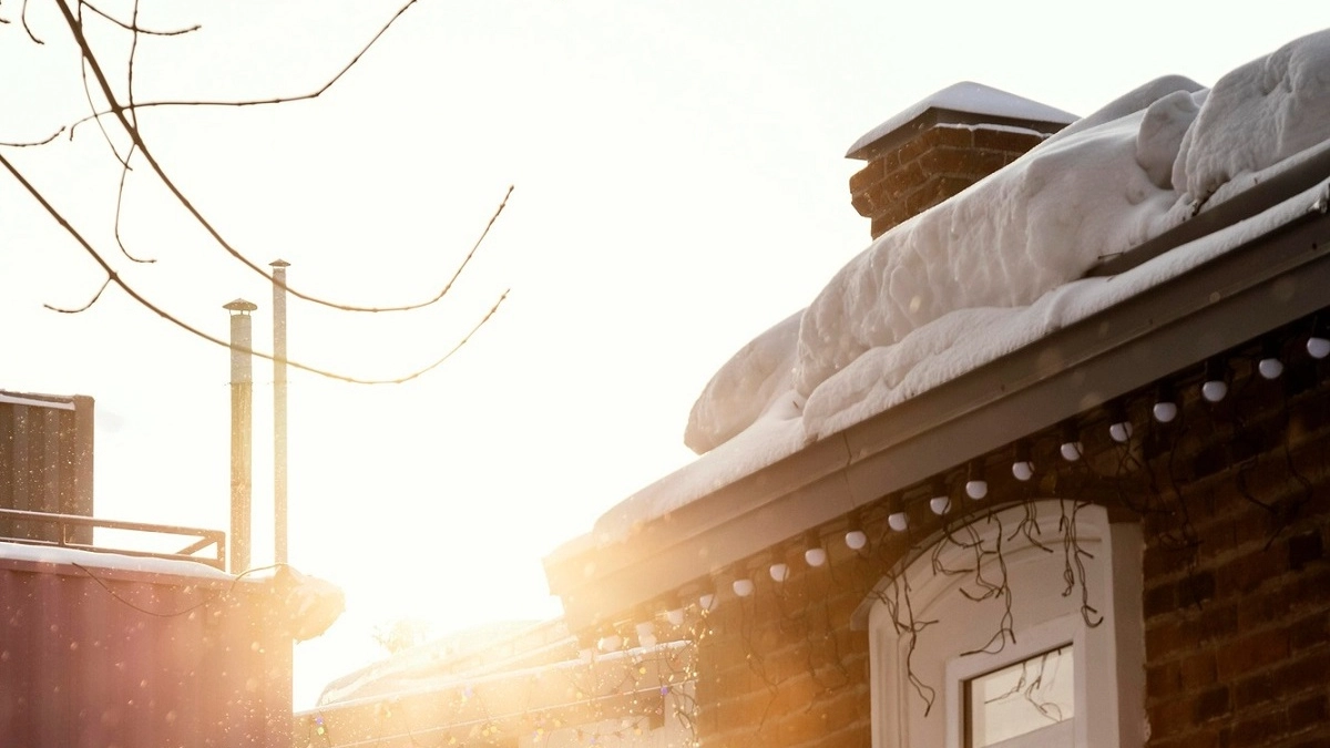 В Киржаче на 11-летнюю девочку рухнул снег с крыши