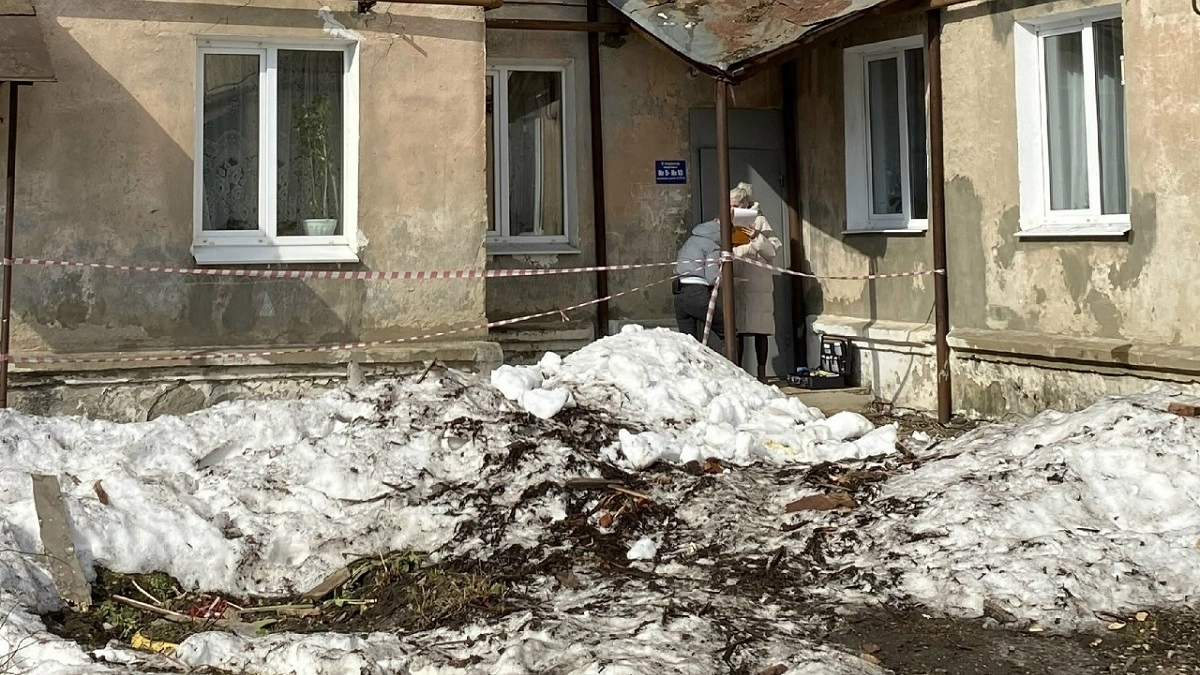 На улице Кима в Кольчугине упавшая с крыши снежная глыба травмировала ребенка