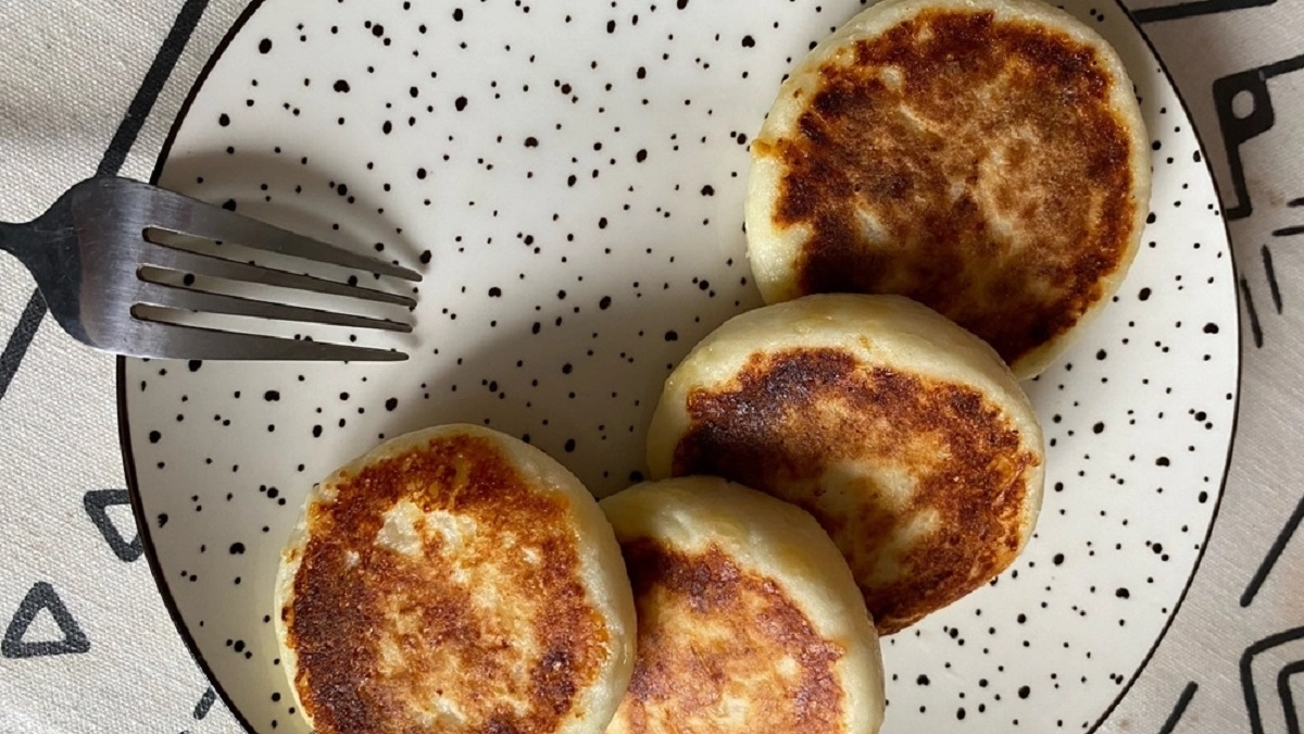 Сырные лепешки на кефире за 20 минут: вкус как у хачапури, а готовятся проще