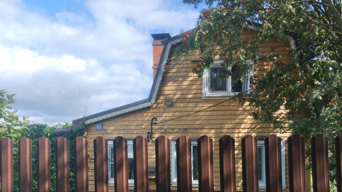 Хватит "лепить" сайдинг: как освежить фасад старого дачного дома? 6 практичных вариантов отделки