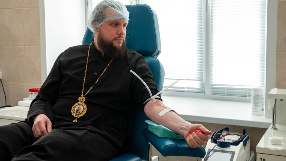 Митрополит Никандр принял участие в благотворительной акции как донор крови
