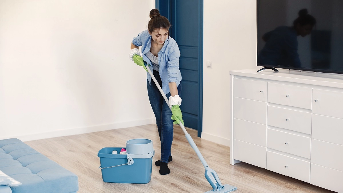 Добавляю 1 ложку этого средства в воду: пол после мытья сверкает чистотой