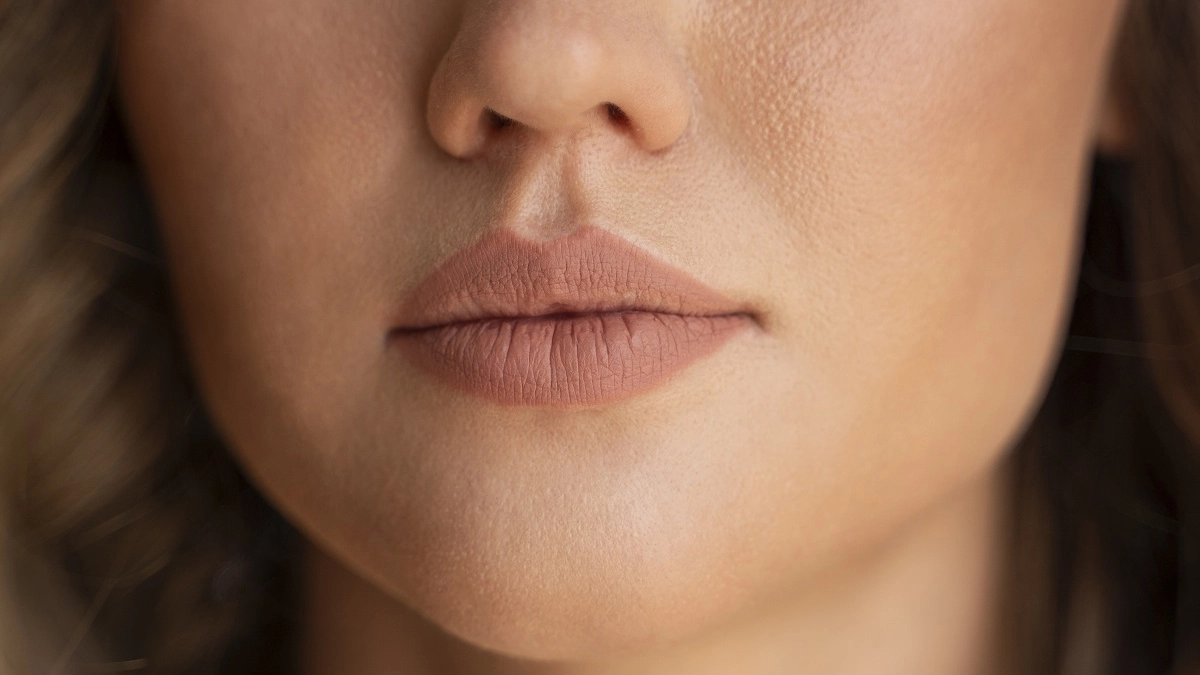 "Консиллерные губы" из нулевых снова в моде: как повторить культовый макияж в 2026 году