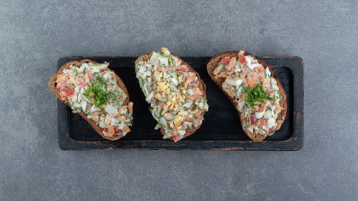 Бутерброд со шпротами — прошлый век: простая намазка из крабовых палочек лучше любой покупной