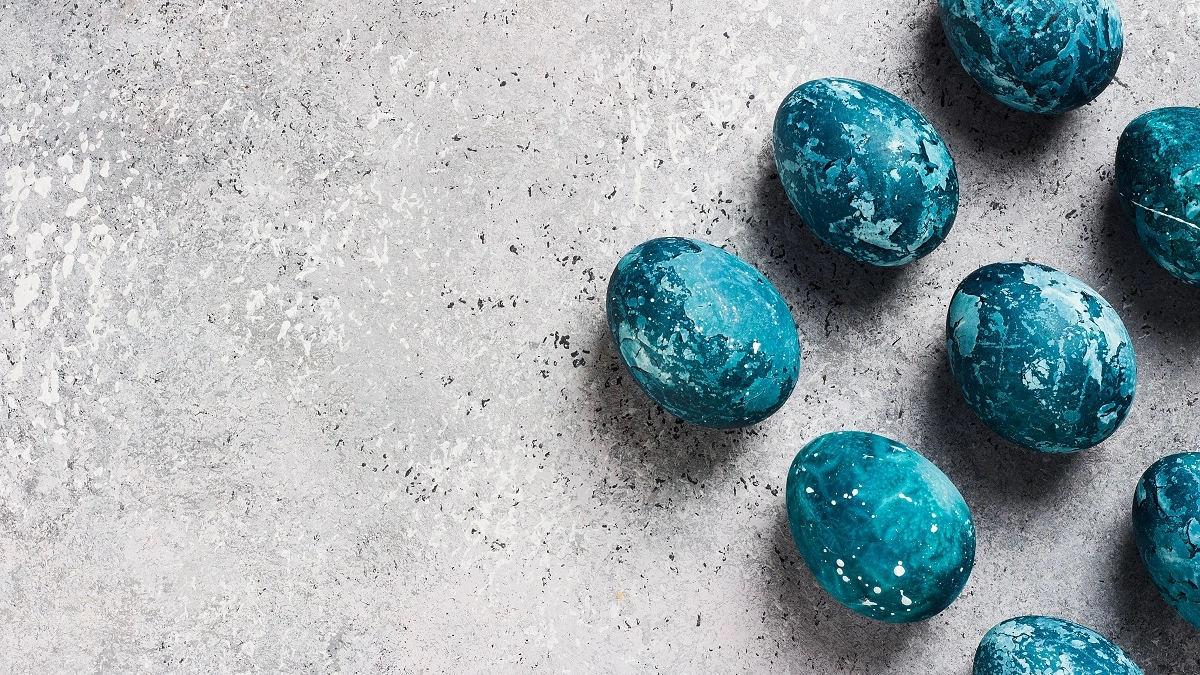 Луковая шелуха и наклейки - уже прошлый век. Теперь крашу яйца только таким способом - получаются красивые геометрические узоры