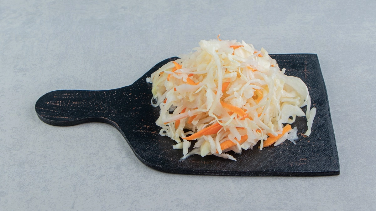 Хрустящая сочная капуста без лишней возни: вечером — в банку, утром уже можно есть. Хит на любой день