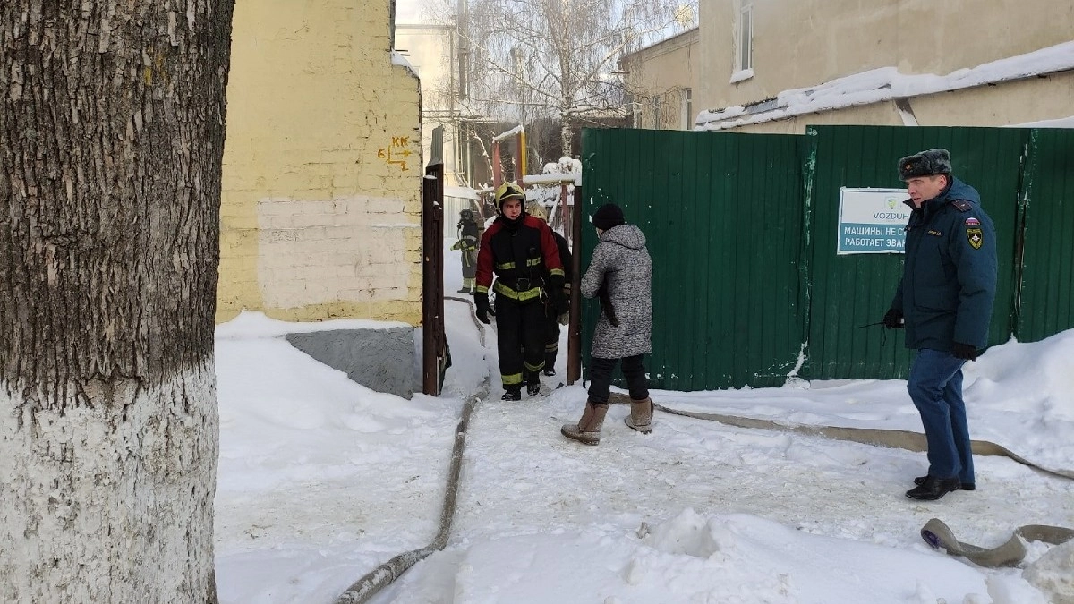 Из-за возгорания в многоэтажке во Владимире спасатели эвакуировали 10 человек