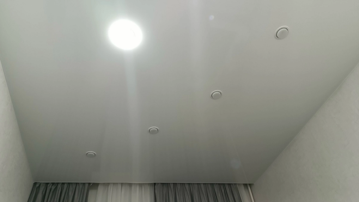 Натяжной потолок или штукатурка: что на самом деле лучше и дешевле в 2026 году? Расчёт опытного мастера