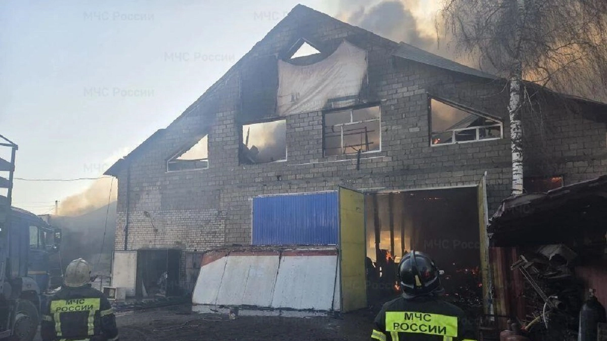 Крупный пожар в автосервисе в Мелехово охватил 600 квадратных метров