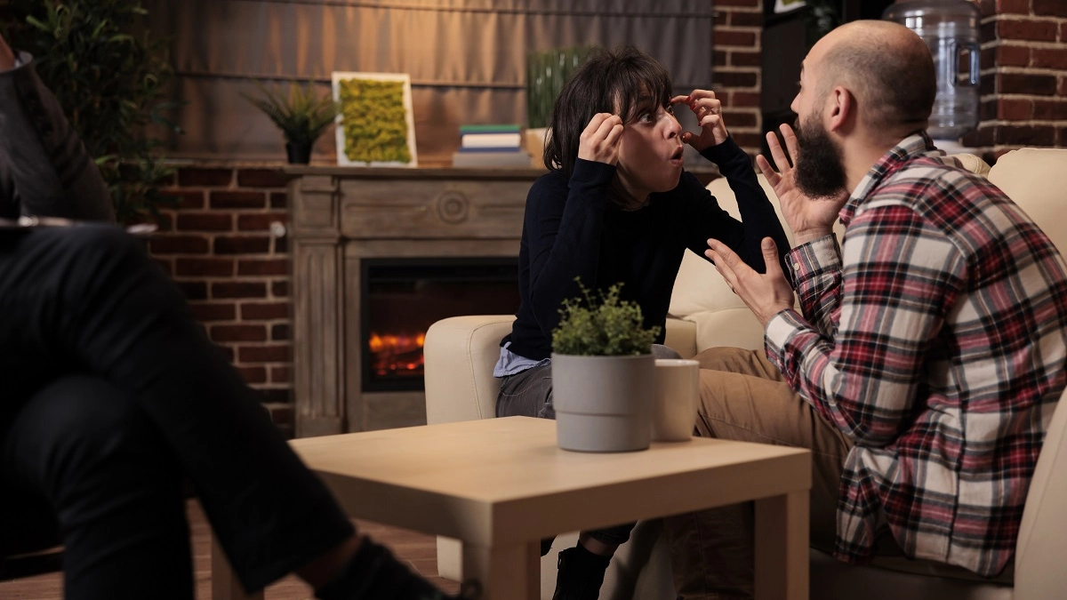 Почему мы срываемся на близких, но держим себя в руках с чужими: ответ психолога