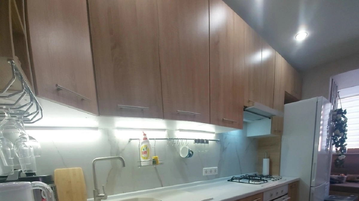 С помощью этой хитрости забыла о жире на верхних шкафах на кухне: теперь все знакомые берут с меня пример