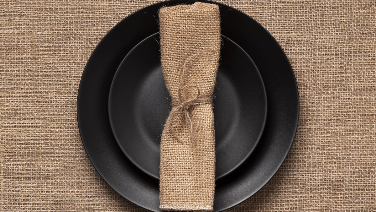 Почему в дорогих ресторанах не используют бумагу: для чего нужна тканевая салфетка