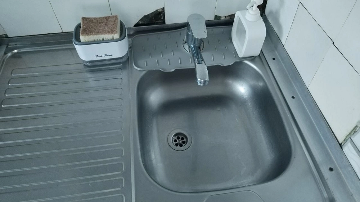 Подсмотрела у турецких хозяек один лайфхак: теперь всегда кладу камни в раковину - и вот зачем 